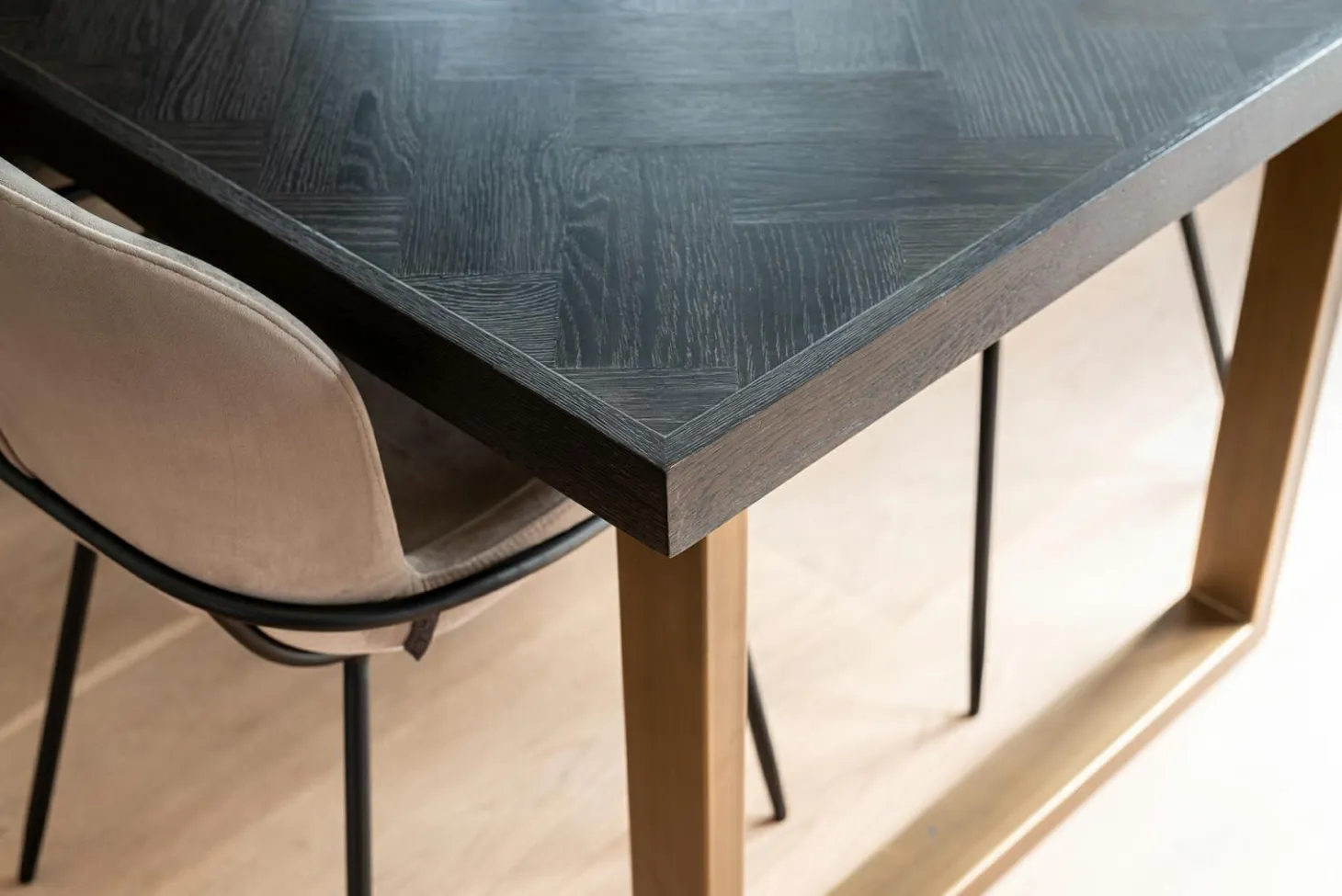 Eettafel Blackbone Eiken 220 x 100 cm met gouden u-poot - Zwart - Loft24.nl