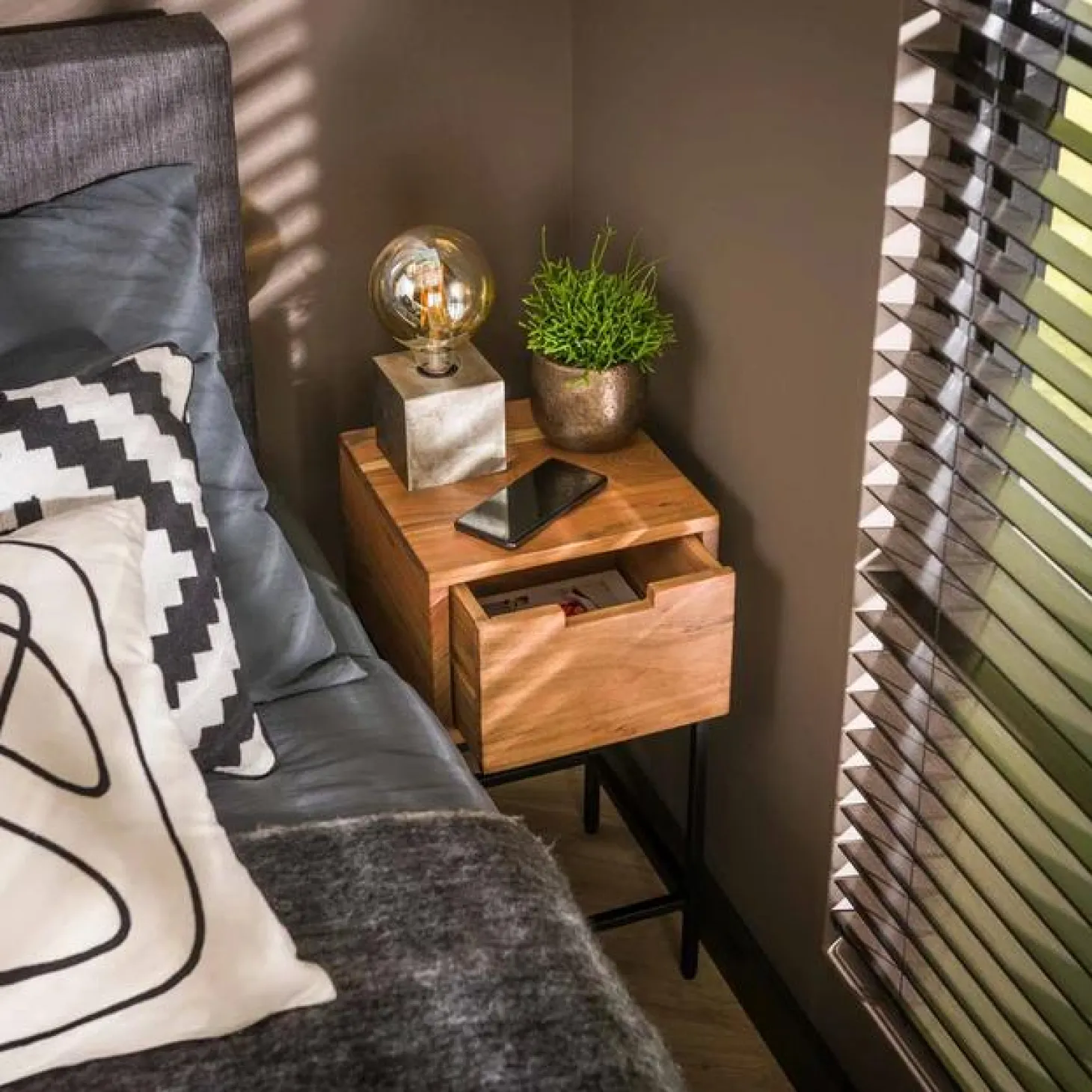 Nachtkastje Flat Acaciahout met 1 lade - Loft24.nl