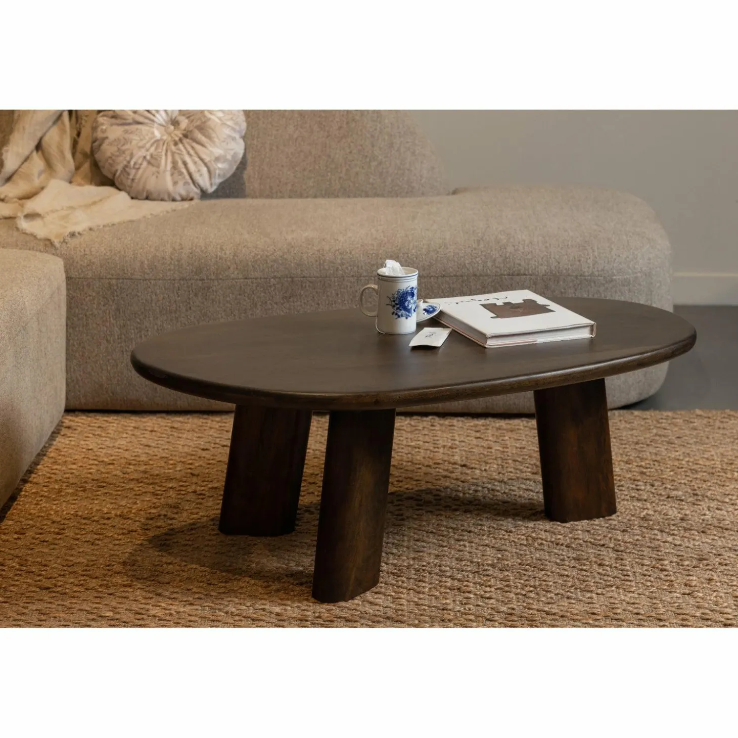 Organische Salontafel Roundly Mangohout 110 x 60cm Walnoot - Loft24.nl