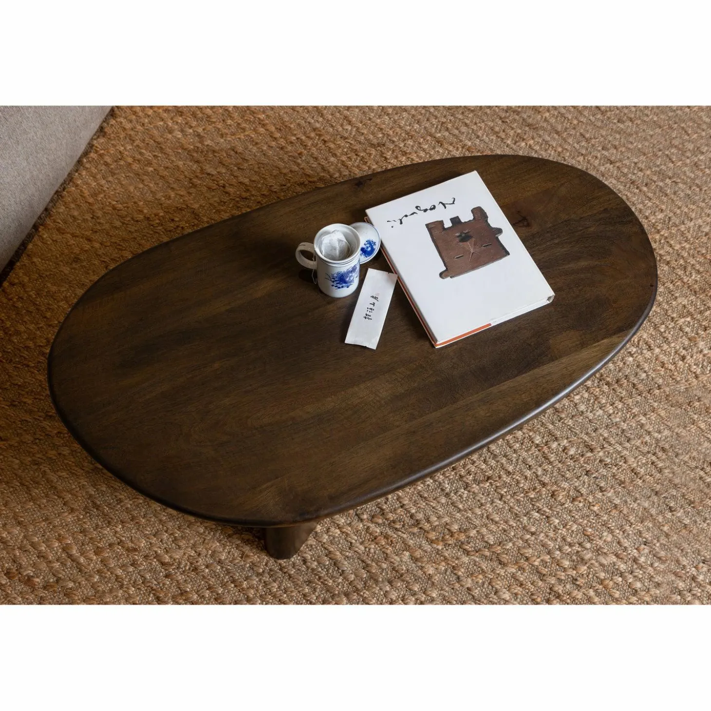 Organische Salontafel Roundly Mangohout 110 x 60cm Walnoot - Loft24.nl