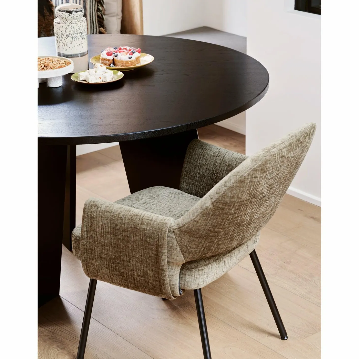 Ronde Eettafel Fries Eiken, 129cm - Zwart - Loft24.nl